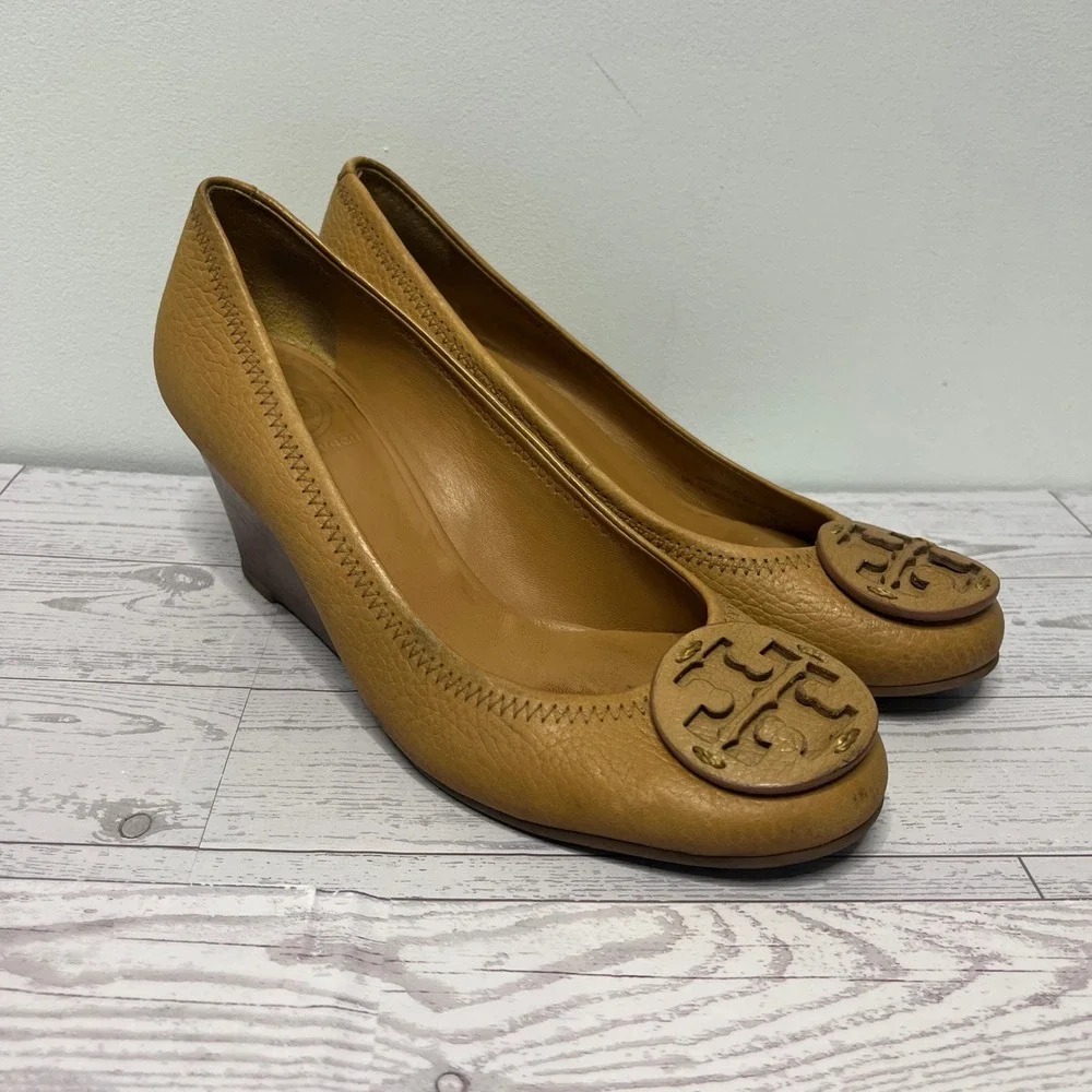 Tory Burch Sally Tan Pebbled Leather Wedge Pumps Logo Medallion 7.5M 50008658.78